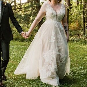 Willowby by Watters Wedding Dress in Cream and White Floral